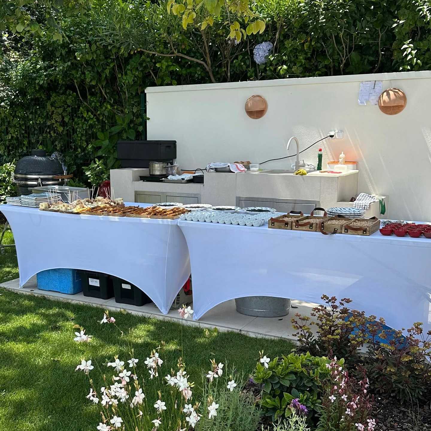 Mesas de catering en el jardín