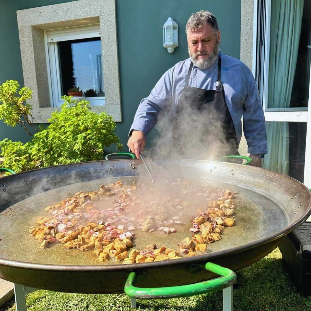 Miguel Mosteiro haciendo un arroz de marisco en una casa particular
