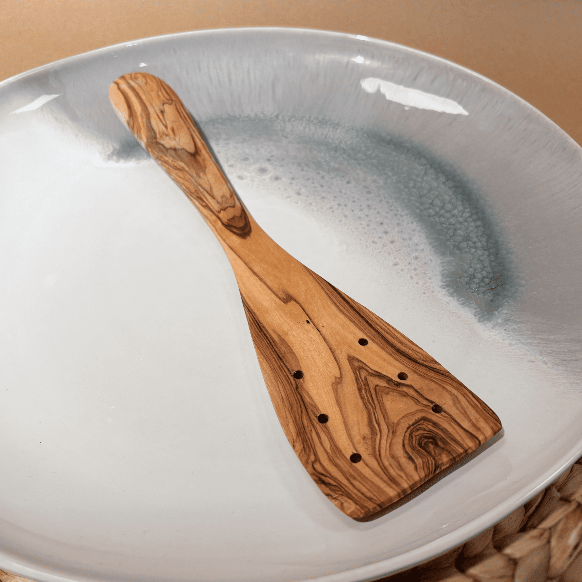 Espatula con Agujeros Olivo 30cm