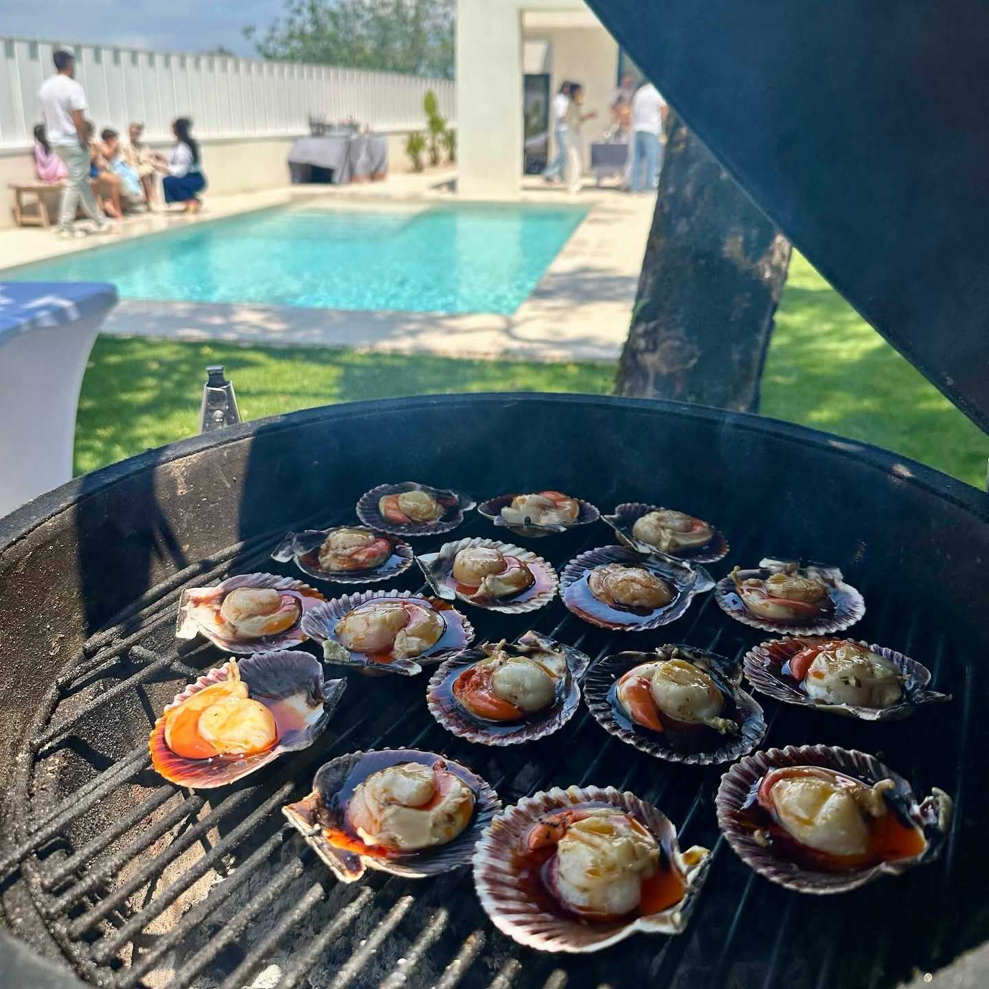 Asando volandeiras en el kamado en el jardín