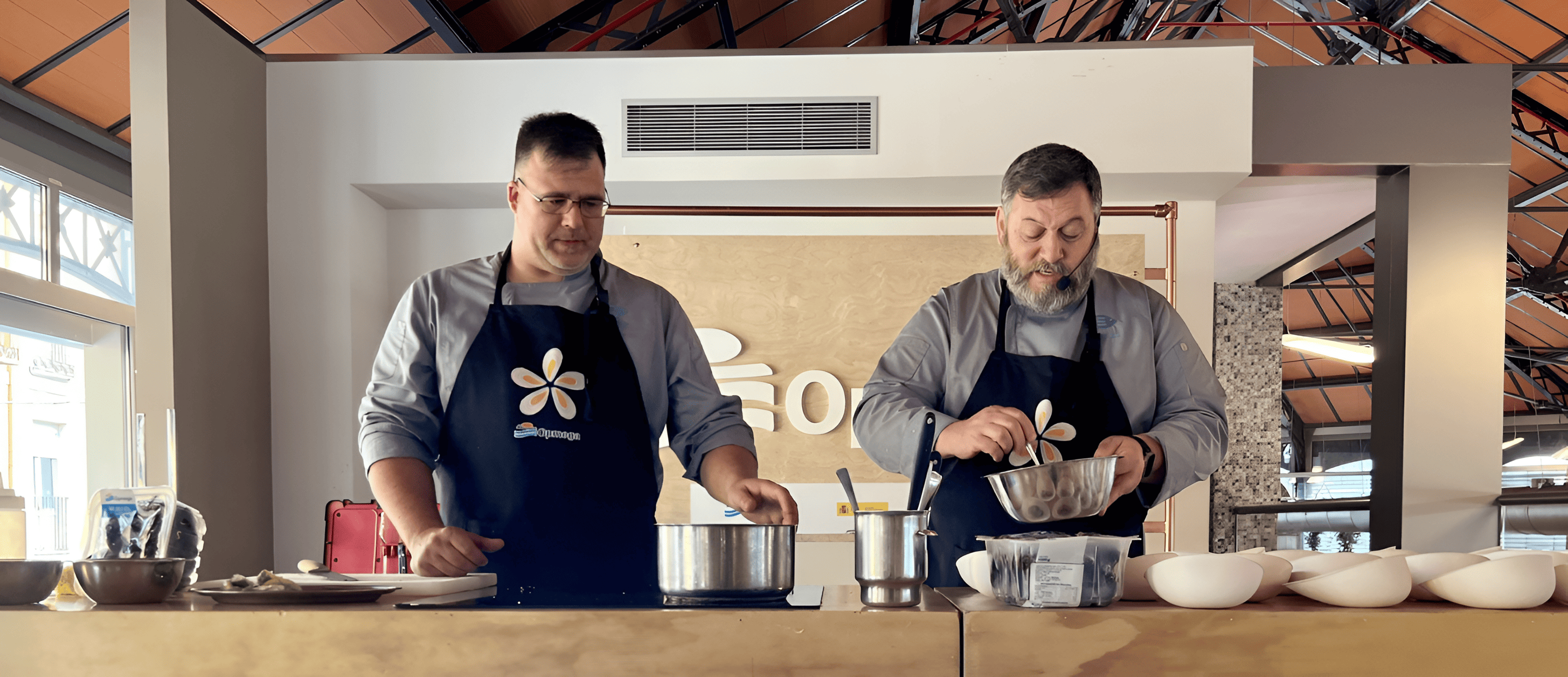 Miguel Mosteiro realizando un showcooking para Opmega en el Mercado del Val de Valladolid