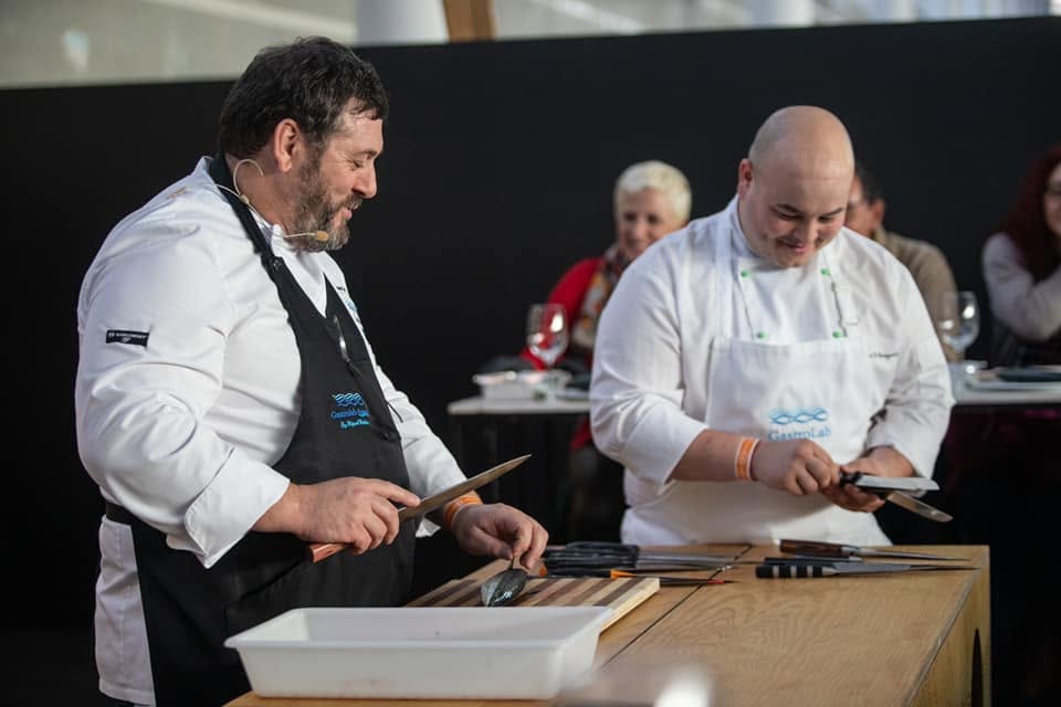 Miguel Mosteiro durante un showcooking de gastronomía gallega en etiqueta negra gourmet