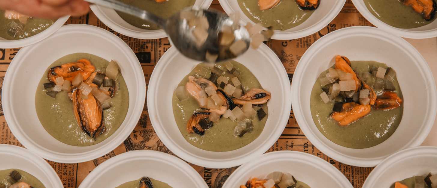 Tapas con mejillón ahumado con gazpacho verde, pepino y manzana verde encurtidos